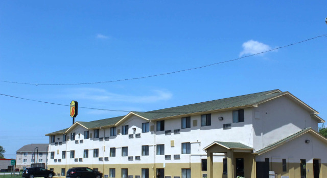 Super 8 by Wyndham Topeka/Wanamaker RD/I-70, Reserva ahora Hotel Hoteles en Menoken con aparcamiento, Aparcamiento