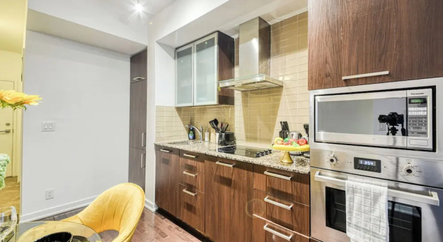 Люкс Deluxe City View Suites - Near CN Tower