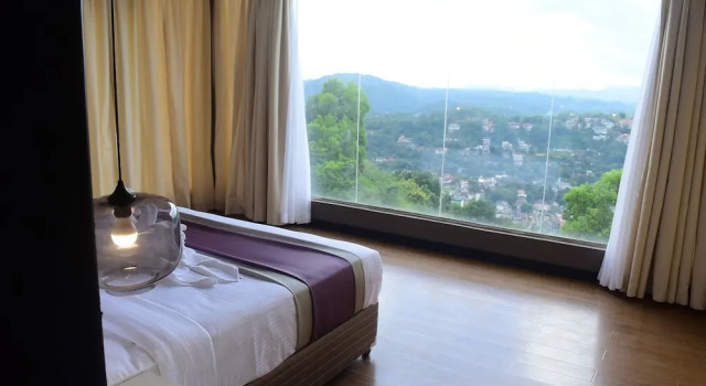 Люкс с балконом и с видом на горы W Residence Kandy