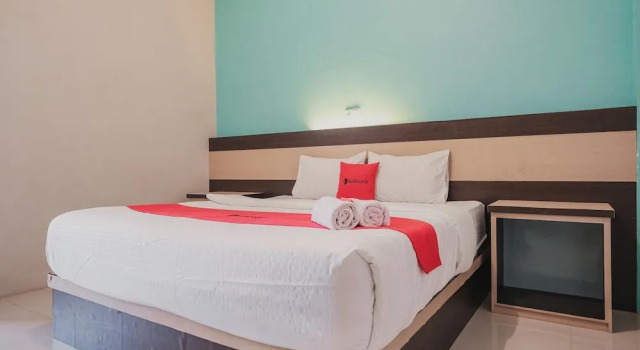 Номер Standard RedDoorz Syariah at Hotel Grand Mentari