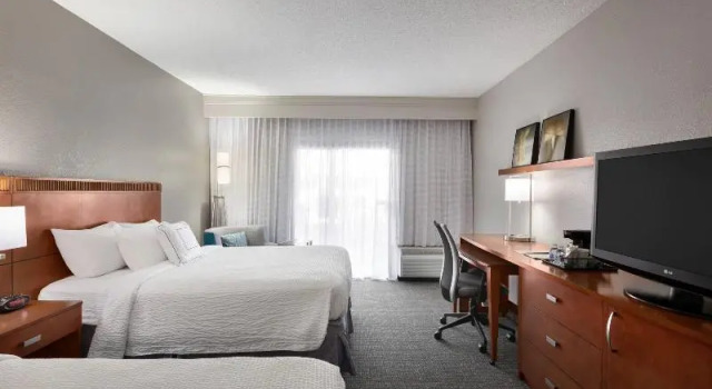 Четырёхместный номер Standard с балконом Отель Courtyard by Marriott Fort Myers Cape Coral