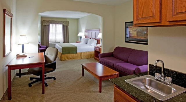 Люкс c 1 комнатой Holiday Inn Express Hotel and Suites Ada by IHG