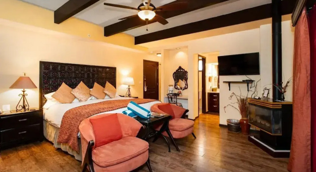 Люкс с балконом и с видом на горы The Joy Sedona - Bed & Breakfast and Luxury Creekside Cabins