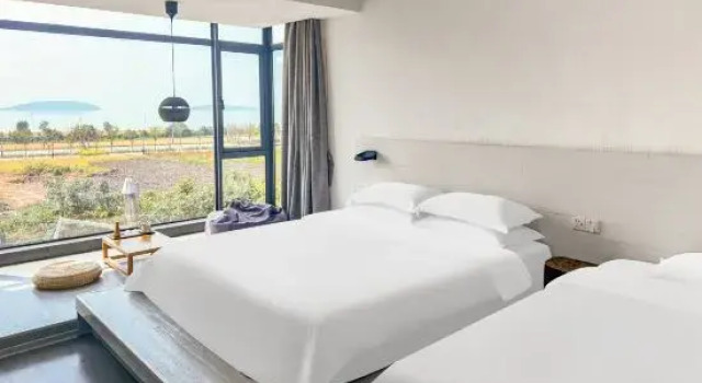 Люкс с 2 комнатами с видом на озеро Suzhou Moyin Boutique Designer B&B (Xishan Scenic Area Branch)