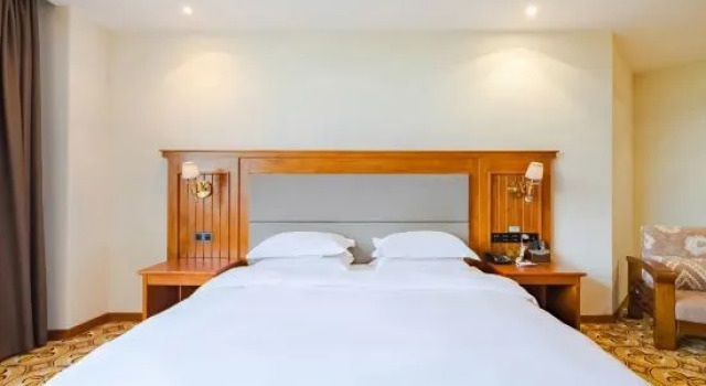 Люкс Business Qujing Longju Hotel (Zhanyi Passenger Terminal Branch)