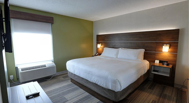 Номер Standard Holiday Inn Express & Suites Toronto Airport West by IHG