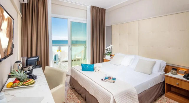 Трёхместный номер Standard с балконом Hotel Royal
