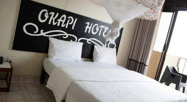 Standard Doppel Zimmer mit Landblick Okapi Hotel