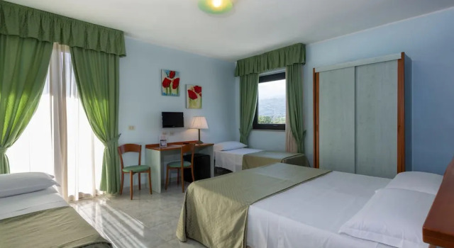 Четырёхместный номер Classic с балконом Atlantis Palace Hotel