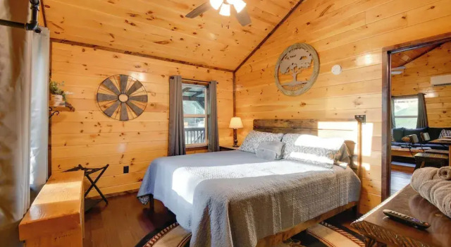 Fireside Evenings: Red River Gorge Gem w/ Hot Tub, Boek Vakantiehuis Villa's in Kentucky, Villa