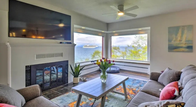 Коттедж с 4 комнатами с балконом Chic Port Angeles Home w/ Oceanfront Balcony!