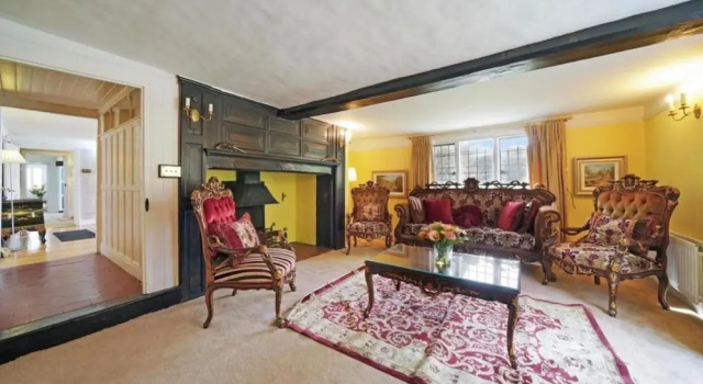 Villa Sleeps 17 With Hot Tub and Parking