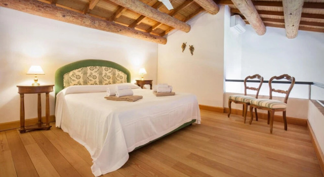 C Cantoni - 10 Sleeps Villa With Pool Stunning Views in Garda, Prenota Villa Hotel a Veneto con parcheggio, Parcheggio