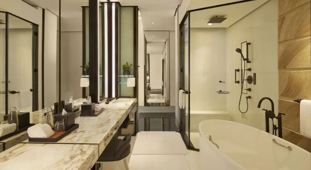 Четырёхместный номер Standard с видом на город Keraton At The Plaza, part of The Unbound Collection by Hyatt