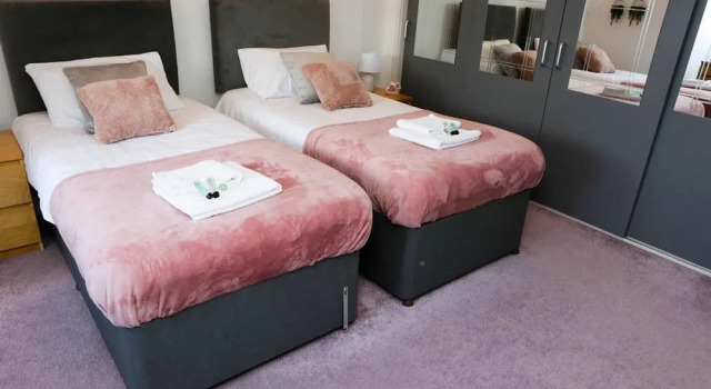 Blue Apartment in Peterborough, Забронировать Апартаменты/квартира Отели Питерборо с парковкой, рядом с Железнодорожный вокзал Питерборо, Парковка