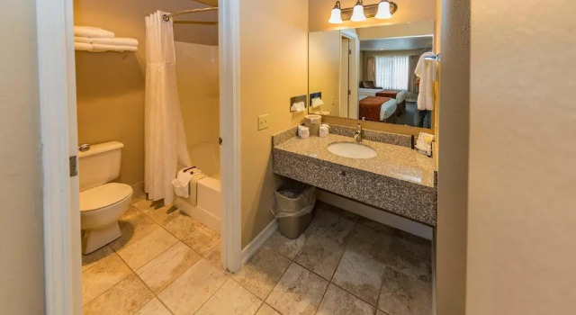 Четырёхместный номер Deluxe Mill Village Motel