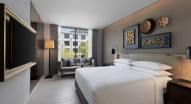 Двухместный номер с балконом Four Points by Sheraton Phuket Patong Beach Resort