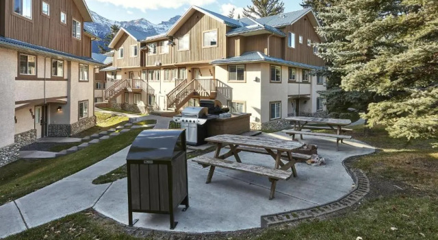 Mountain Gate - Pet Friendly 2BR w Mountain Views and open hot tub, Boek Hotel Harvie Heights Alberta