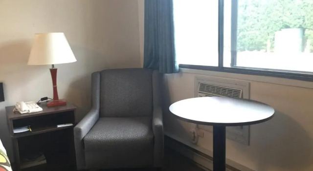 Номер Standard Super 8 by Wyndham Kelowna BC