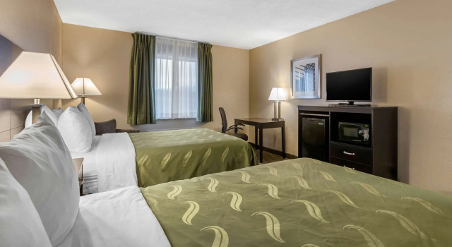 Четырёхместный номер Standard Quality Inn & Suites Des Moines - Merle Hay Road
