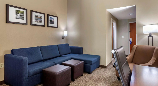 Четырёхместный люкс Comfort Suites Manchester near Arnold AFB