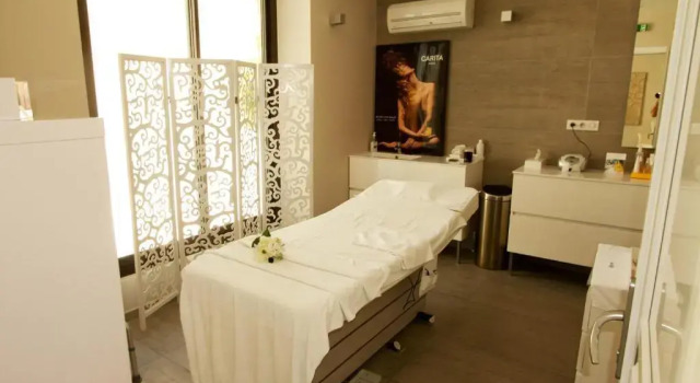 Hotel du Soleil et Spa, Забронировать Курортный отель СПА-отели Сен-Реми-де-Прованса, рядом с Bob Appleman's Sculptures, SPA-услуги