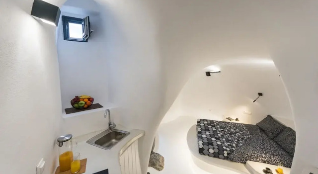 The Luna Cavern 2 with Hot Tub White, Забронировать Апартаменты/квартира Тира Santorini Caldera, рядом с Музей досторического города Тира