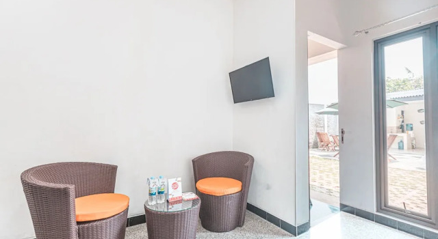 Люкс Deluxe RedDoorz Syariah near Green Park Jatiwarna