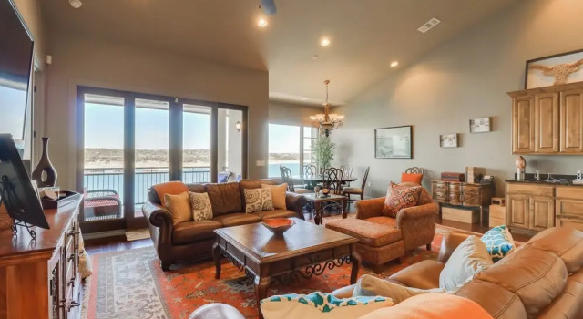 Top-floor Lake-view Condo w/ Boat Dock Access, Забронировать Апартаменты/квартира Лейкуэй Greater Austin, рядом с Загородный клуб Лейкуэя
