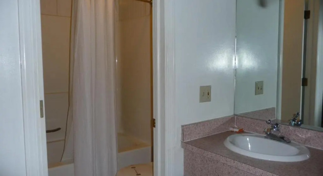 Standardowy czteroosobowy pokój Red Rose Motel