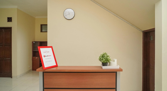 RedDoorz near RS Patria IKKT, Забронировать Отель Отели Джакарты с парковкой, рядом с Wisma 77, Парковка