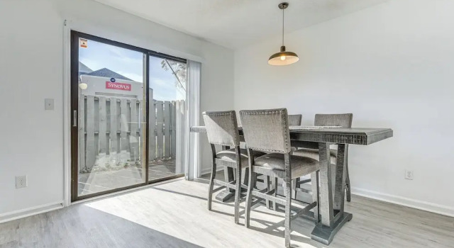 1 Mi to Beach: Cozy Grand Strand Townhome!, Забронировать Отель Отели Норт-Миртл-Бич с парковкой, рядом с Парк развлечений OD Pavilion, Парковка
