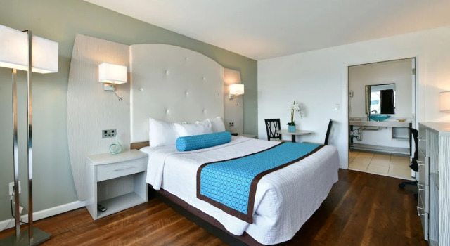 Двухместный номер Standard с балконом The Freeport Inn and Marina