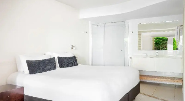Апартаменты с 2 комнатами с балконом и с видом на бассейн Mantra French Quarter Noosa