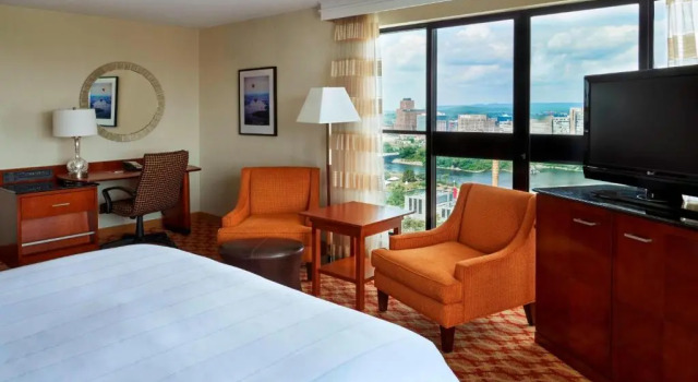 Четырёхместный номер Executive с балконом Ottawa Marriott Hotel