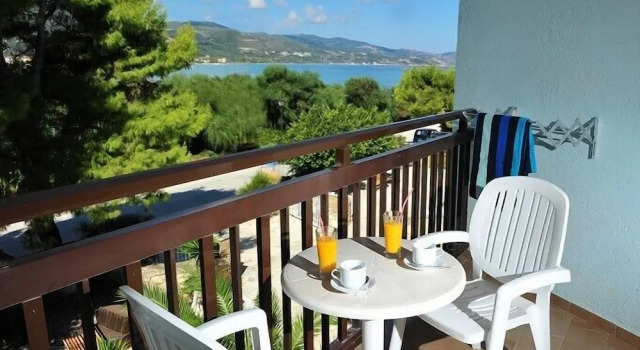 Трёхместный номер Standard с балконом Valais Hotel
