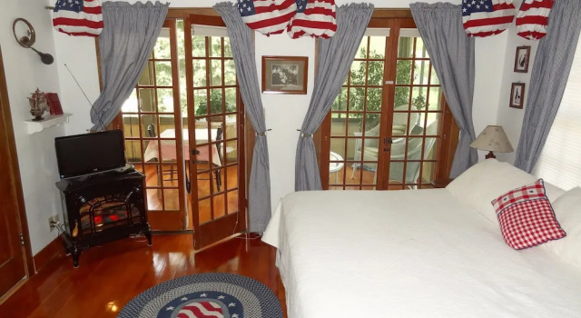 Lake Ripley Lodge w Lake Front Rooms, Grand Porch, Kayaks & Paddleboard, Buchen Sie Pension Cambridge Wisconsin