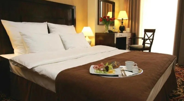 Кровать в общем номере Hotel Columbus