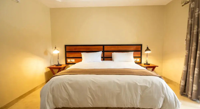 The Shrub lodge, Rezerwuj Bed and Breakfast Hotele w Victoria Falls z basenem, Basen