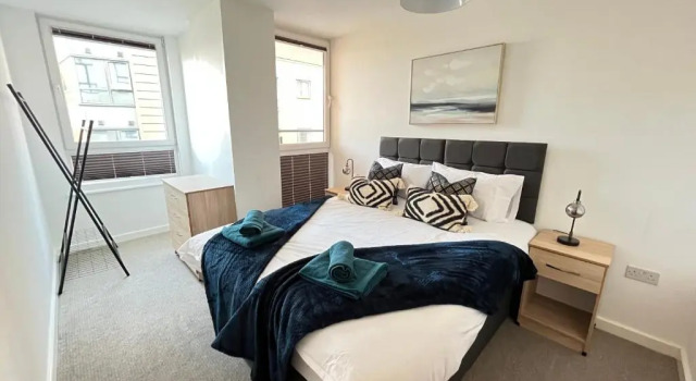 2 Bedroom, 2Bathroom Modern Apartment close to Ocean Village, Free parking, Single or Double beds