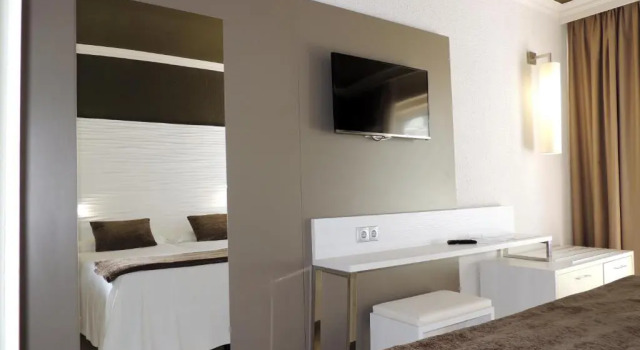 Трёхместный номер Standard с видом на бассейн Hotel Augustus