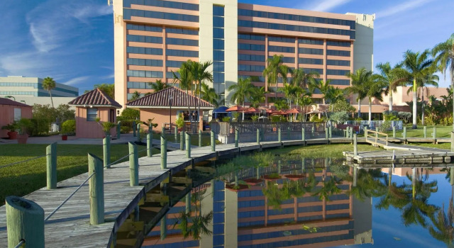 Кровать в общем номере Hilton Palm Beach PBI
