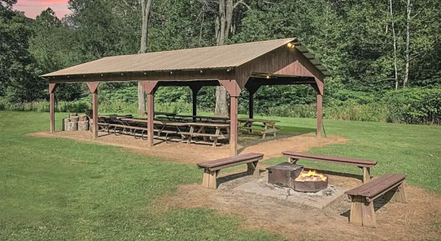 Кровать в общем номере Rough Cut Lodge