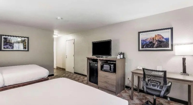 Четырёхместный номер Standard с балконом Best Western Plus Sonora Oaks Hotel and Conference Center