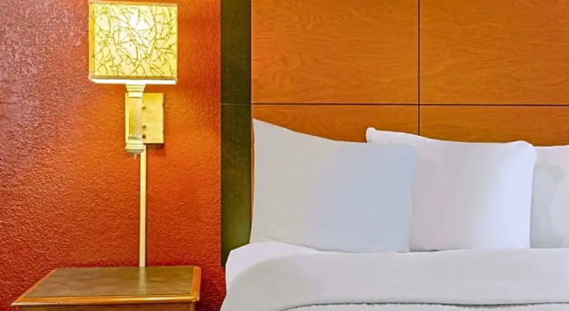 Номер Executive La Quinta Inn by Wyndham Victoria