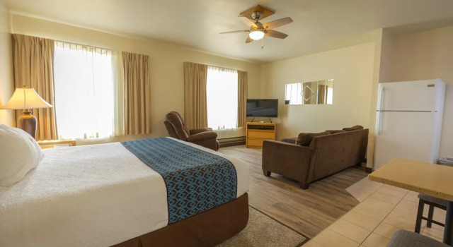 Четырёхместный люкс Helgeson Place Hotel & Suites
