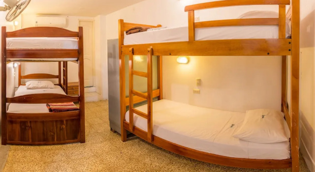 Кровать в общем номере (женский номер) с балконом Chescos Hotel