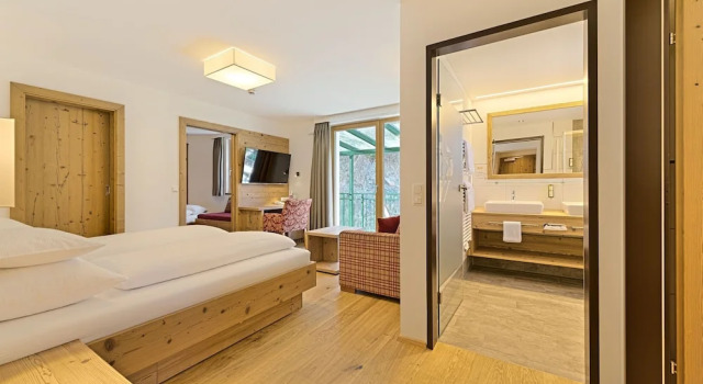 Семейный номер Standard с 2 комнатами с балконом Hotel Kristall