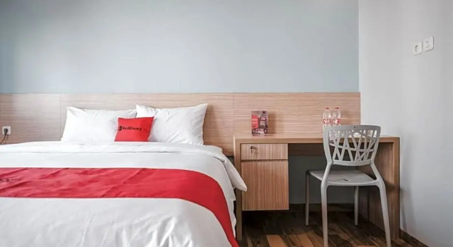 Номер Economy Reddoorz Plus @ Karet Pedurenan 3