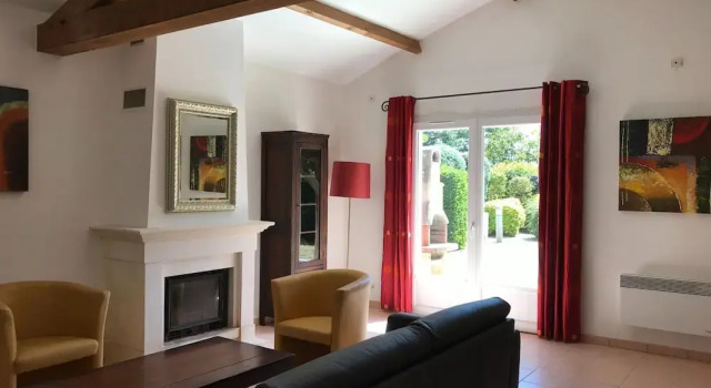 Spacious villa with garden and pool, Prenota Villa Cottage a Aquitania, Cottage
